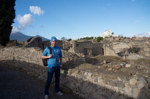 Blick über Häuser, Vesuv im Hintergrund (Pompeji, Italien)_Blog