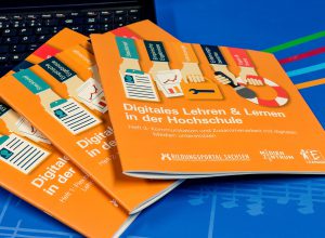 dreiteilige Informationsbroschüre "Digitales Lehren & Lernen in der Hochschule"