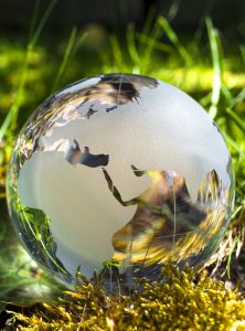 Weltkugel aus Glas, Erde mit Gras und Sonne, Naturschutz, Umwelt