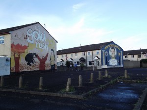 Zwei von vielen  verzierten  Häuserwänden in Belfast   Murals   Überbleibsel vergangener Tag)1