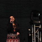 Eine indische Studentin singt auf der Bühne