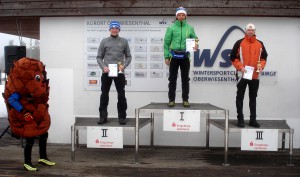 Siegerehrung beim Erzgebirgs-Skimarathon in der Altersklasse M21 über 25km Klassisch. Platz 1: Toni Escher (Fischer Racing Team, Escher-Ski-Team), 2. Platz: Peter Hoffmann (Laufteam TU Bergakademie Freiberg) und 3. Platz Markus Knoll (ATSV Gebirge Gelobtland)