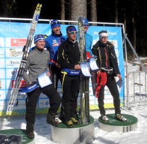 Gesamtsiegerehrung des 26km-Skatingrennes. Platz 4 für Peter Hoffmann. Sieger wurde Toni Escher (3 v.l.)