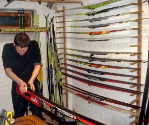 In der Pension der Familie Heinicke in Klingenthal fanden wir perfekte Bedingungen für die Skipreparation vor. Hier bringt Peter gerade eine Struktur für nassen Schnee in den mit Gleitwachs fertig präparierten Ski auf. 