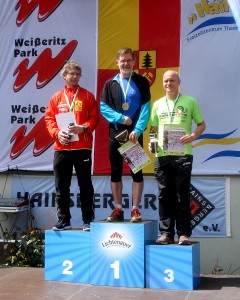 Podium der Altersklasse 50-55. 1. Platz: Gert Schmidt vom Laufteam, 2. Platz Uwe Zentsch (Citylauf Verein Dresden) und 3. Platz: Jens Radke (LSV Pirna)