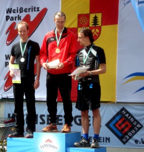 Das Podium der AK 30. 1. Platz: Michael Kinzel (SG Motor Freital), 2. Platz: Cornelius Oertel und 3. Platz Florian Rau vom Laufteam. Der vermeintliche Sieger Marc Schluze musste leider disqualifiziert werden, da er auf eine falsche Strecke geschickt wurde. Wäre sicherlich ein schönes Foto geworden.