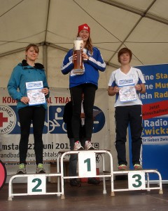 Gesamtsiegerehrung des Koberbachtal-Triathlon mit den beiden Erstplatzierten der Hochschulwertung Stephanie Engelmann und Katharina Ander. Auf Platz 1 der Gesamtwertung Vanessa Krenkel.