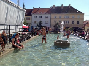  Beim Melniker Triathlon gehört es zur Tradition nach dem Rennen ein Bad im Brunnen zu nehmen.