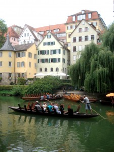 Fast wie in Venedig, doch die Technik ist etwas anders. Tübingen ist für seine Stocherkähne bekannt. Die 10m langen Boot mit flachem Boden werden mit ca. 7m langen Holzstangen fortbewegt (stochern). Seit langem gehört das Stocherkahnfahren zur studentischen Kultur in Tübingen.