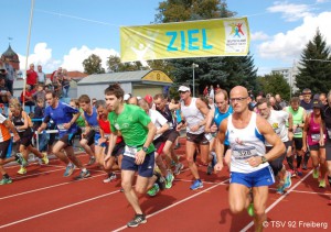 Start zum 15km Lauf beim Freiberger Herbstlauf. Georg vorn in grün. Cornelius und Gert befinden sich links und rechts vom späteren Zweitplatzierten Marco Hofmann mit der 328.