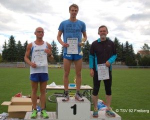 Gesamtsiegerehrung des Freiberger Herbstlaufs über 15 km. 1. Sebastian Casper (TSV Flöha 1848), 2. Marco Hofmann (SV Einheit Bräunsdorf) und 3. Gert Schmidt.