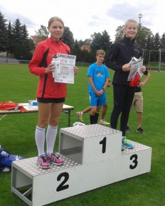 Gesamtsiegerehrung über 7,8km der Damen beim Freiberger Herbstlauf. 1. Cathleen Schmidt (Chemnitzer LV Megware). 2. Marlena Götza und 3. Emilia Sippel (TSG Oederan).