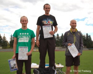 Siegerehrung AK M30 beim Freiberger Herbstlauf: 1. Christian Zieger (SV Einheit Bräunsdorf), 2. Cornelius Oertel und 3. Daniel Janka aus Freiberg.