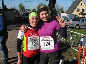 Katja und Justine nach ihrem Zieleinlauf über die 7,5km Strecke der Damen...