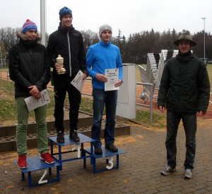 Siegerehrung des 7,8 km Hauptlaufs der Herren: 1. Platz: Moritz Döllgast (Post SV Dresden), 2. Platz: Markus Grätsch (USV TU Dresden) und Platz 3: Stefan Schmidt vom Laufteam.
