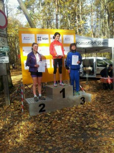 Siegerehrung des 6km Hauptlaufes der Damen: 1. Irina Zscherper (Citylauf-Verein Dresden), 2. Anna Katharina Schwaiger (Laufteam TU Bergakademie Freiberg) und 3. Christin Marx (TSV Dresden). Foto: Diddi Sonntag