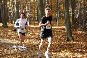 8km Hauptlauf der Herren: Peter Hoffmann vom Laufteam im direkten Duell mit MTB-Profi Anton Albrecht von Lok Hainsberg.