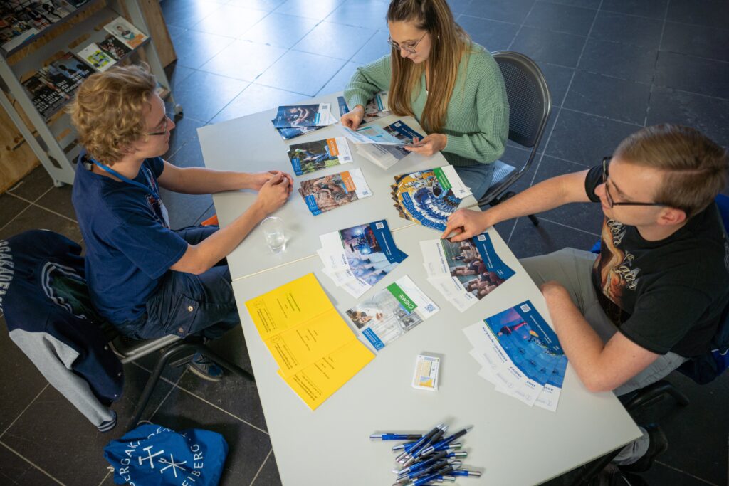Studierende im Clemens-Winkler-Bau