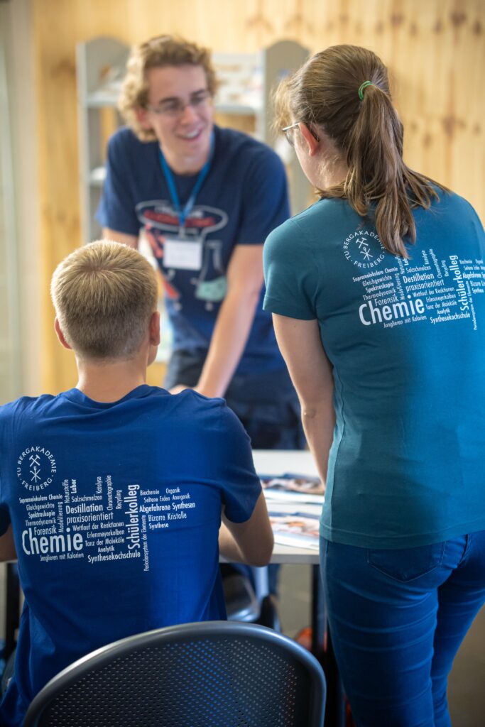 Studierende im Clemens-Winkler-Bau