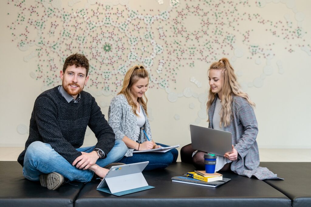Personen im Clemens-Winkler-Bau Neubau Nord