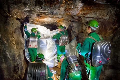 AG Grubenwehr testet Express-Wetterblenden-System unter Tage Freiberger Studierende der AG Grubenwehr testen eine von der sächsischen Strahlenschutzbehörde (LfULG) zusammen mit der Bergsicherung Schneeberg GmbH und der Firma Alustopp entwickelte Wetterblende. Sie soll es Mitarbeitern unter Tage künftig ermöglichen, das Bergwerk schnell und ohne zusätzliches Werkzeug wettertechnisch komplett abzudichten. Das Express-Wetterblenden-System (EWS) ist leicht, wiederverwendbar, passt sich allen denkbaren Querschnitten an und besteht aus einem Baukastensystem mit Aluminiumrohren, Folien und Klebstoff. Wie praktisch und belastbar das neue System unter Tage ist, prüft die AG Grubenwehr in ihrer Übung. Anfang März soll das System auch bei der studentischen Grubenwehr der Colorado School of Mines in den USA vorgestellt werden. Ansprechpartner: Lukas Manthey, Tel.: 0177/8937258, E-Mail: ag_grubenwehr@stura.tu-freiberg.de© Detlev Müller Hauptstraße 128 09619 Voigtsdorf presse@erzgebirgsfoto.de 01733944137 Stnr.: 220/251/01948 - Finanzamt Freiberg ***ACHTUNG: Jegliche kommerzielle Nutzung ist Honorar und Mehrwertsteuerpflichtig ,7 % Mehrwertsteuer ! Honorar siehe MFM, Weitergabe an Dritte nur nach vorheriger Absprache mit dem Urheber ! Gilt auch für Internet. Die Einholung von Persönlichkeits -, Kunst- oder Markenrechten ist nicht zugesichert diese Klärung obliegt dem Nutzer. Wichtig ! Verstöﬂe werden verfolgt !!! © Detlev Müller Hauptstraße 128 09619 Voigtsdorf presse@erzgebirgsfoto.de 01733944137