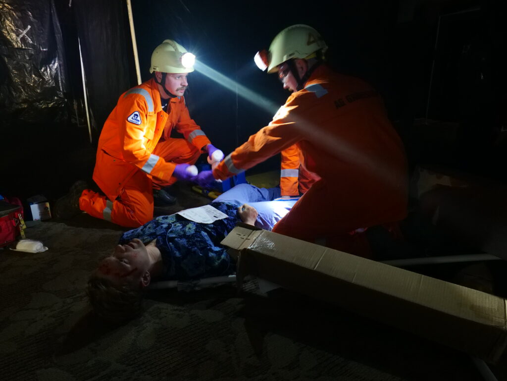 Versorgung eines an der Halswirbelsäule Schwerverletzten im Mass Casualty Scenario. Bild: Georg Meissner.