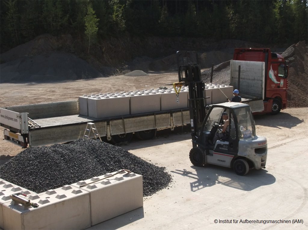 Abladung der Betonblöcke in der Pilotanlage des Instituts für Aufbereitungsmaschinen (IAM) der TU Bergakademie Freiberg Aufbereitungstechnik Maschinenbau Umweltengineering