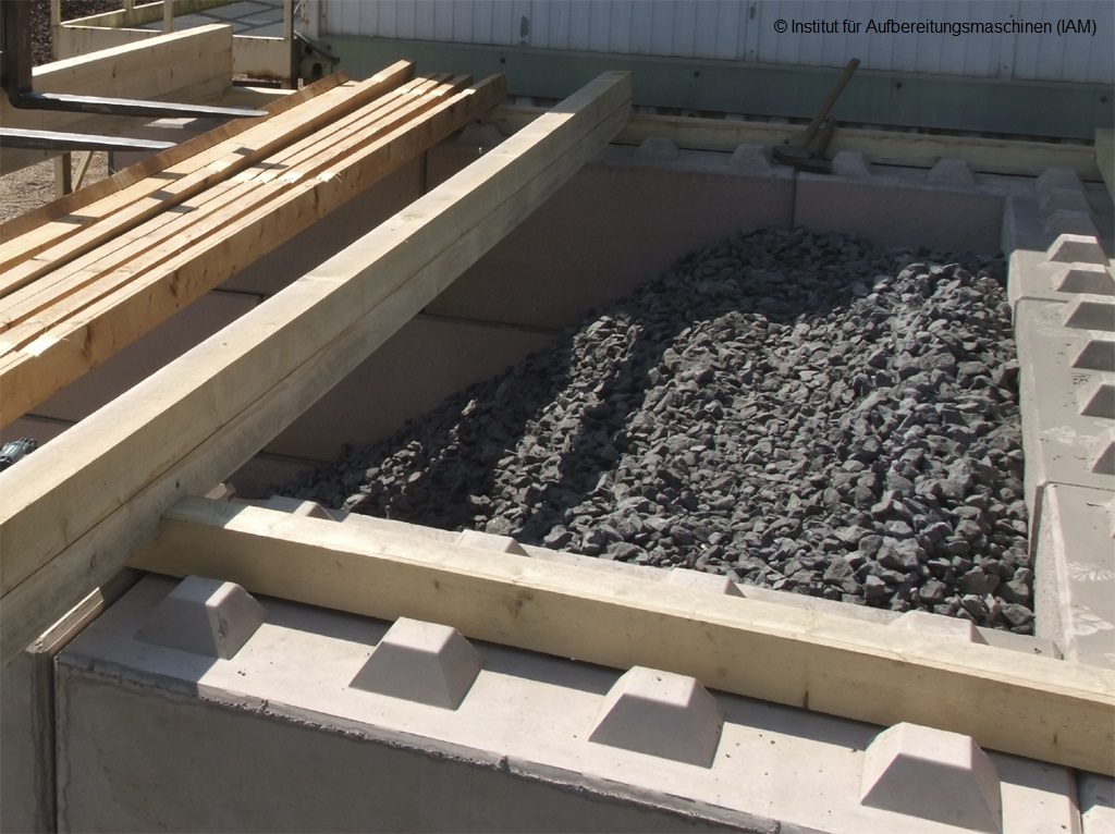 Bau des Holzdaches für die Schüttgutboxen in der Pilotanlage des Instituts für Aufbereitungsmaschinen (IAM) der TU Bergakademie Freiberg Aufbereitungstechnik AFK-Projekt