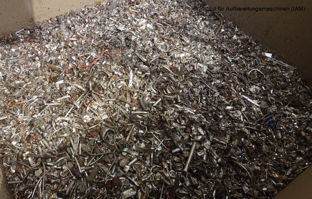 Metallfraktion nach der Schwimm-Sink-Scheidung Recycling Maschinenbau Aufbereitungstechnik Umweltengineering TU Bergakademie Freiberg Institut für Aufbereitungsmaschinen (IAM) Prof. Holger Lieberwirth