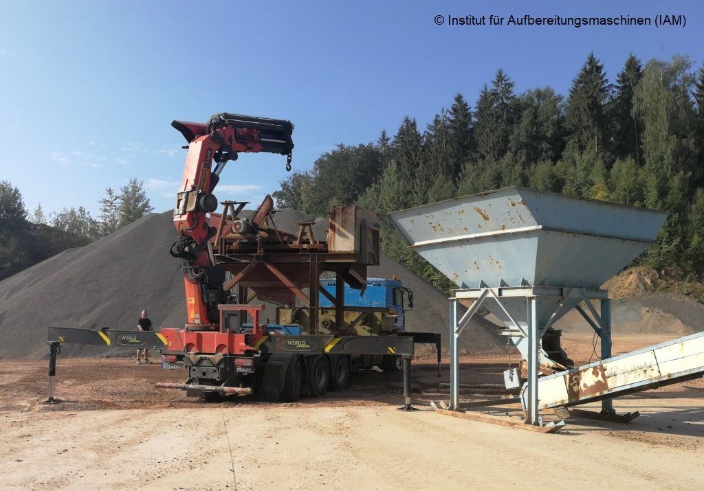 Screening machine (circular vibratory screen) during unloading IAM processing technology laboratories pilot plant quarry Prof. Lieberwirth TU Freiberg