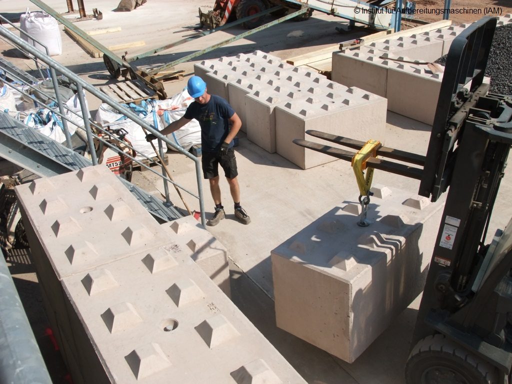 Construction of the bulk material boxes in the pilot plant of the Institute of Mineral Processing Machines (IAM) of the TU Mining Academy Freiberg with the help of a forklift processing technology AFK project mechanical engineering environmental engineering industrial engineering