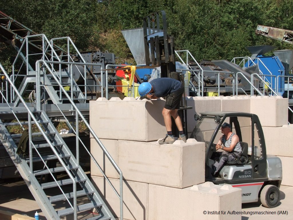 Construction of the bulk material boxes in the pilot plant of the Institute of Mineral Processing Machines (IAM) of the TU Mining Academy Freiberg with the help of a forklift processing technology AFK project mechanical engineering environmental engineering industrial engineering