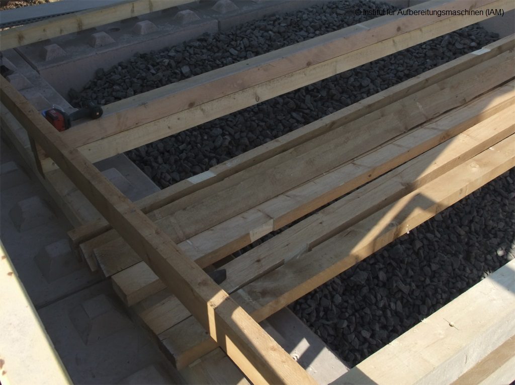 Construction of the wooden roof for the bulk material boxes in the pilot plant of the Institute of Mineral Processing Machines (IAM) of the TU Mining Academy Freiberg processing technology AFK project