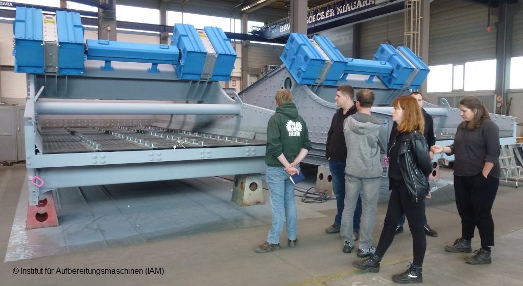 Screening machines with 3.5 m covering width in the shipping hall of