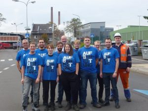 Gruppenfoto auf dem Betriebsgelände der RWE Power AG Frechen mit den Teilnehmern der Rheinland-Exkursion des Instituts für Aufbereitungsmaschinen