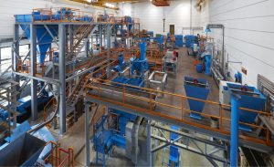 Blick in eine große Versuchshalle mit Walzenpressen in kleiner Industriegröße am Institut für Aufbereitungsmaschinen der TU Bergakademie Freiberg