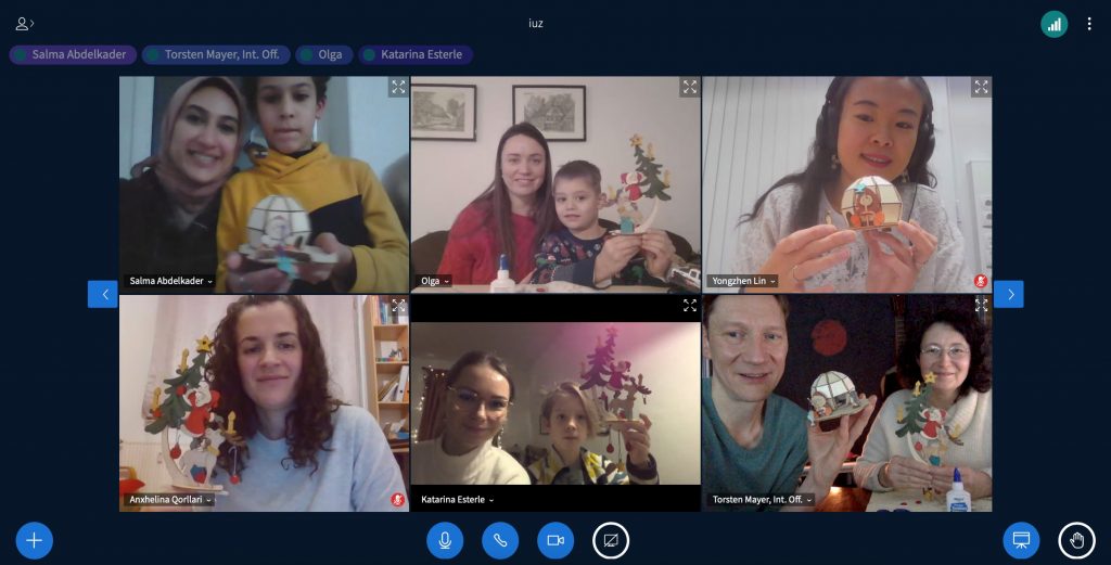 Bildschirmfoto eines Online-Meetings, 10 Teilnehmende, darunter 3 Kinder, sichtbar sind gebastelte Weihnachtsdekorationen