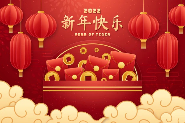 Text: 2022, Year of tiger, chinesische Schriftzeichen, Bild: warmer, roter Hintergrund, viele hängende rote Papierlaternen, rote Geldumschläge und goldene Münzen, unten gezeichnete Wolken
