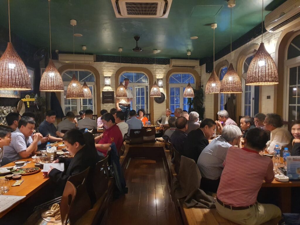 Blick in ein vietnamesisches Restaurant mit zahlreichen Gästen