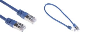 Zwei blaue Ethernet-Netzwerkkabel; die viereckigen Stecker an beiden Kabelenden sind deutlisch zu erkennen