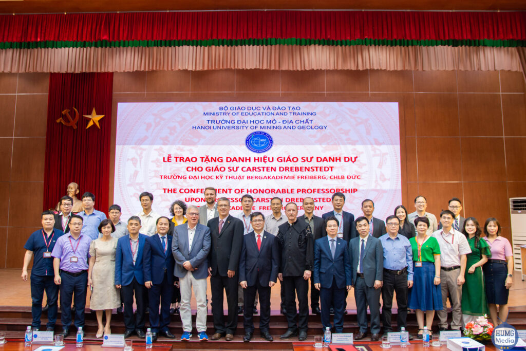 Gruppenbild in einem Festsaal mit vietnamesischen Wissenschaftlern und Gästen aus Deutschland