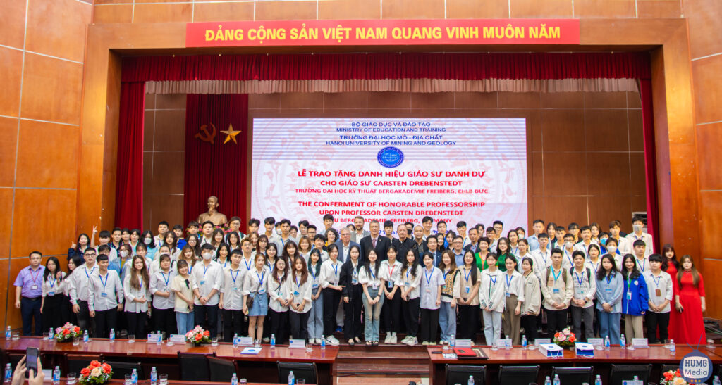 Großes Gruppenbild mit zahlreichen Studierenden und Wissenschaftlern in einem Festsaal in Vietnam
