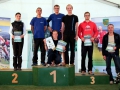Siegerehrung Teamwettbewerb Sächsische Behördenmeisterschaften Halbmarathon. 1. Platz: TU Bergakademie Freiberg mit Florian Rau, Benjamin Aust, Cornelius Oertel und Anne Siebert, 2. Platz: HTWK Leipzig und 3. Platz: Landratsamt Erzgebirgskreis. Die Ehrung wurde vorgenommen von Uwe Staab (rechts, Bürgermeister von Eibenstock) und Andreas Stark (links, Beigeordneter des Landrats). Fotograf: Gerhard Kräbs