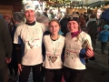 Cornelius Oertel, Marlena Götza und Justine Jendro glücklich und zufrieden im Ziel auf dem Freiberger Weihnachtsmarkt. Foto: Peter Baldauf (www.petzracing.de)