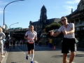 Kurz vor dem Sächsischen Landtag hat Daniel bereits mehr als 41 km vom Marathon absolviert. Benjamin übernahm nach seinem 10 km Lauf auf der zweiten Runde die Rolle des motivierenden Begleiters.