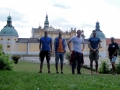 Das Tri Team Freiberg in Příbram mit unserem Guide Marek Červenka in der Mitte. Im Hintergrund die berühmteste Sehenswürdigkeit von Příbram, das Kloster Svatá Hora, welches ein bedeutender Wallfahrtsort ist.