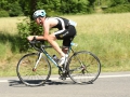 Nach dem Schwimmen mussten vier Radrunden á 10 km absolviert werden. Die Strecke hatte einige steile Anstiege zu bieten und das Windschattenverbot wurde von den Kommissaren im vergleich zu deutschen Rennen sehr streng kontrolliert. Cornelius verlor durch einen Schaltfehler wichtige Minuten, da sich die Kette verklemmte und erst manuell wieder aufgelegt werden musste.