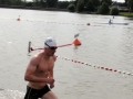 Unisportschwimmtrainer Daniel Falk beim Wasserausstieg.