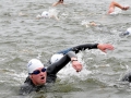 Peter Hoffman vom Laufteam kämpft sich durch die Fluten. Seine Aufholjagd wird wenig später beginnen.