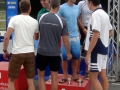 Shake Hands mit dem Olympiamedailliengewinner von Sydney Steve Theloke (rechts)